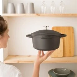 Cocotte Légère Ronde En Fonte D'aluminium 20 Cm 2,6 L Coloris Noir 5 Cocotte Légère Ronde En Fonte D'aluminium 20 Cm 2,6 L Coloris Noir -Cuisine À Domicile 203002 2 3 Cocotte legere ronde en fonte d aluminium 20 cm 2 6 L coloris noir Mathon