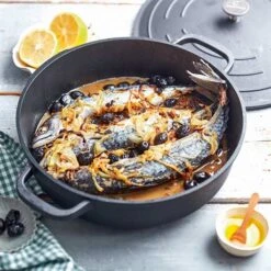 Cuisine À Domicile -Cuisine À Domicile 203003 1 4 Cocotte legere basse ronde en fonte d aluminium 28 cm 4 1 L coloris noir Mathon