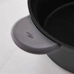 Meilleures ventes -Cuisine À Domicile 209010 1 2 Lot cocotte legere ronde en fonte d aluminium 20 cm coloris noir et deux maniques silicone Mathon