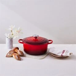 Le Creuset Cocotte Fonte Rond 24 Cm Cerise 8 Le Creuset Cocotte Fonte Rond 24 Cm Cerise -Cuisine À Domicile 213179 3 3 Cocotte fonte rond 24 cm cerise Le Creuset