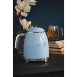 Smeg Mini Bouilloire 0,8 L 1400 W KLF05PBEU Bleu Azur 8 Smeg Mini Bouilloire 0,8 L 1400 W KLF05PBEU Bleu Azur -Cuisine À Domicile 702031 3 4 Mini bouilloire 0 8 L 1400 W KLF05PBEU bleu azur Smeg