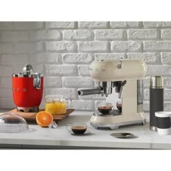 Smeg Machine à Café Expresso Crème 1 L 1350 W ECF01CREU 9 Smeg Machine à Café Expresso Crème 1 L 1350 W ECF01CREU -Cuisine À Domicile 70288 4 3 Machine a cafe expresso creme 1 L 1350 W ECF01CREU Smeg