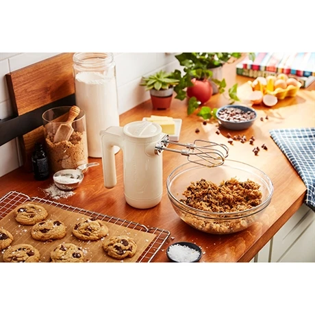 KitchenAid Batteur à Main électrique Sans Fil 7 Vitesses Crème 5KHMB732EAC 4 KitchenAid Batteur à Main électrique Sans Fil 7 Vitesses Crème 5KHMB732EAC – Image 4